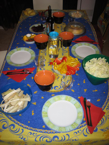 Tavola imbandita per la bagna caoda